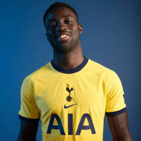 El Tottenham ha apostado por un modelo de color amarillo y agregará por debajo del pecho y el sector inferior de la espalda cuatro franjas horizontales en diferentes tonalidades de amarillo siendo la más oscura la más baja.<br/><br/>El tradicional azul la marca deportiva del 'swoosh' lo aplicará en el cuello y los bordes de las mangas además de su famoso logo y el escudo de la institución que estarán centrados.