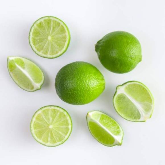 Limones: Por su alto contenido en vitamina C, ayudan a reforzar tu sistema inmunológico, aumentando las defensas de tu organismo. También previenen enfermedades, sobre todo de las vías respiratorias, parte en la que se ensaña el coronavirus.