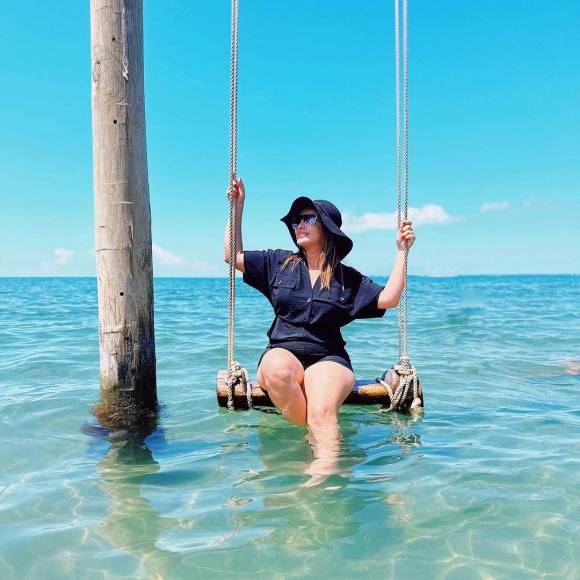 En las últimas horas, Cristina compartió una serie de fotografías disfrutando en las hermosas playas de Trujillo, luciendo un sexy y formal traje negro, muy a su estilo moderno pero recatado.