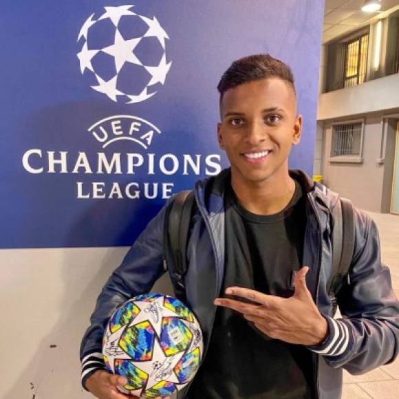 Rodrygo se fue del Bernabéu con un especial 'regalo' al final del partido. El joven brasileño del Real Madrid se llevó a casa el balón tras marcar su triplete con el que se estrenó en la Champions League ante el Galatasaray.