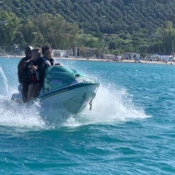 David Suazo junto a su hijo Luis Gabriel disfrutando del mar.