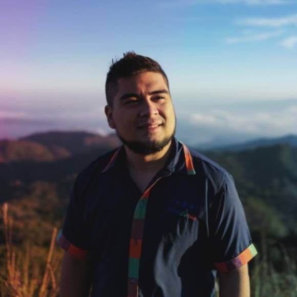 El artista, productor y compositor folk Manu Martínez perdió todo en la colonia Campo Dos de La Lima, donde residía con sus padres. Puede donar al banco Ficohsa: 200008410371, BAC: 741118421, Banpaís: 219020266450 y Atlántida: 20820074647 a Manuel Martínez Machado.