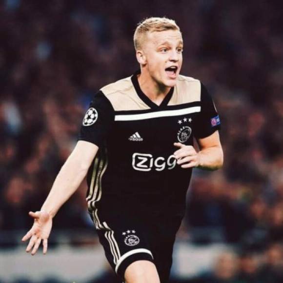 El Paris Saint-Germain ha iniciado negociaciones para contratar a Donny van de Beek. Según ha anunciado Canal + Francia, el conjunto parisino se ha puesto en contacto con el Ajax. El club holandés pide 58 millones de euros por su traspaso.<br/>