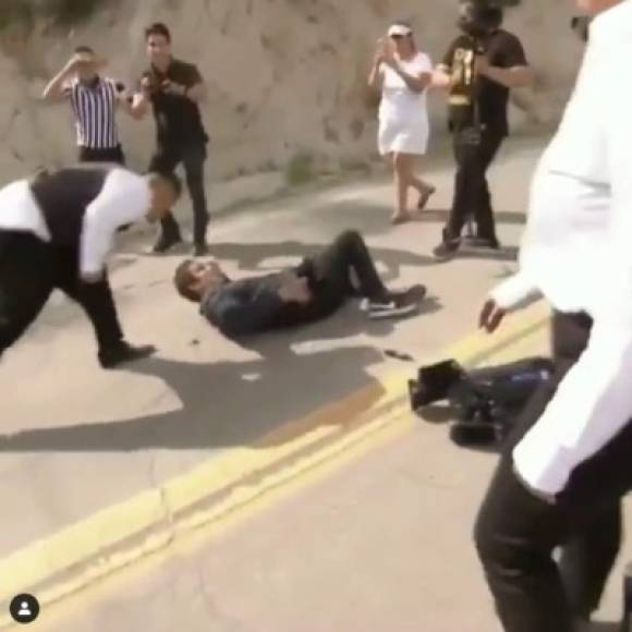 En las imágenes se puede ver al camarográfo quien cae al suelo luego de recibir un fuerte empujón y casi ser arrollado por un auto.