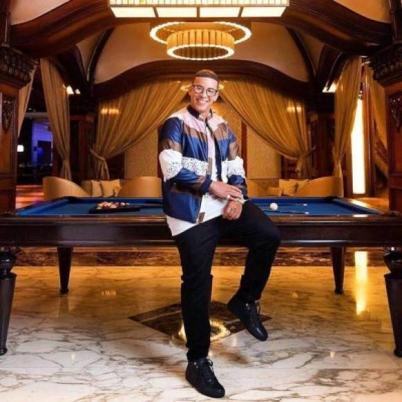 El famoso artista Daddy Yankee viste chaqueta del diseñador hondureño Carlos Campos en el artículo de la revista Nexos de American Airlines. ¡Orgullo Catracho!
