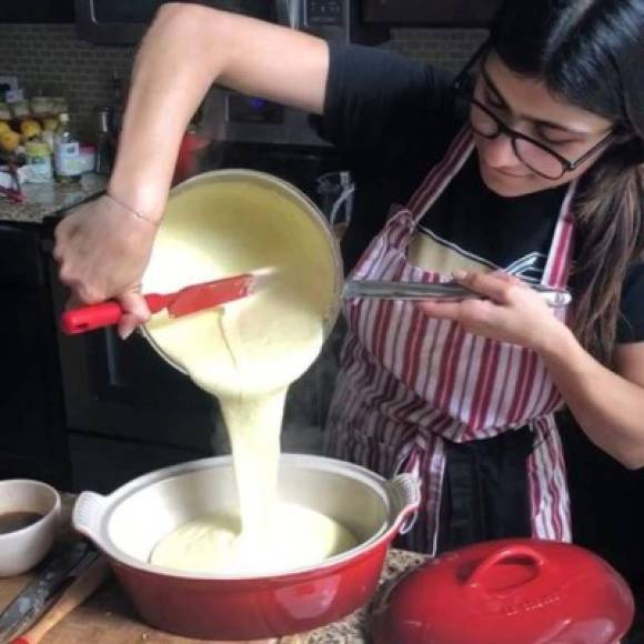 Al tener un novio cocinero es inevitable ver una que otra imagen de Mia haciendo algún platillo o simplemente haciendo mezcla para panqueques.