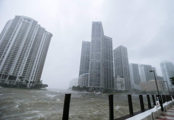 Huracán Irma impacta Miami y los Cayos de Florida como categoría 4