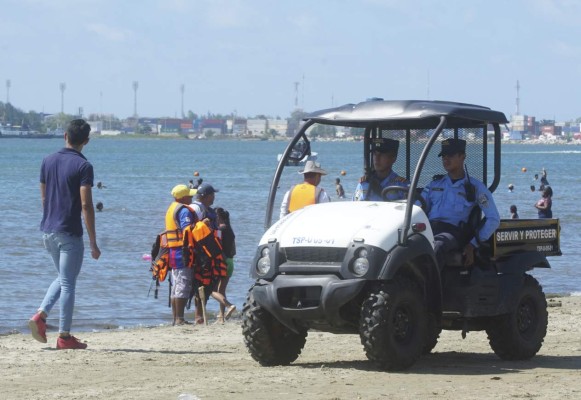 Abarrotadas playas de Puerto Cortés y Omoa