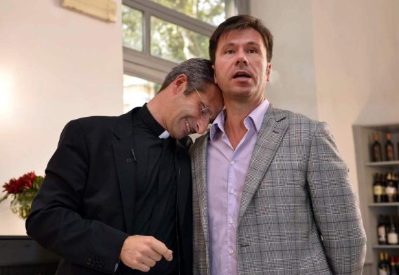 Cura gay acusa al Vaticano de hacerle vivir en 'un infierno”