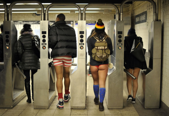 Ciudades del mundo celebran el Día Sin Pantalones en el Metro