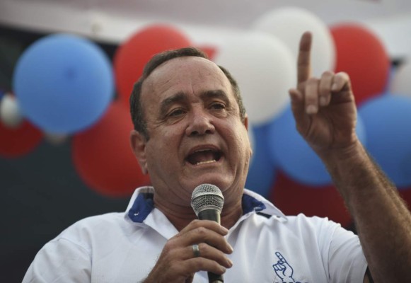 Guatemalan candidate for the Vamos party Alejandro Giammattei greets supporters during a political rally in Bethania neighborhood, Guatemala City, on June 8,2019, ahead of the upcoming general election next June 16. (Photo by Johan ORDONEZ / AFP)