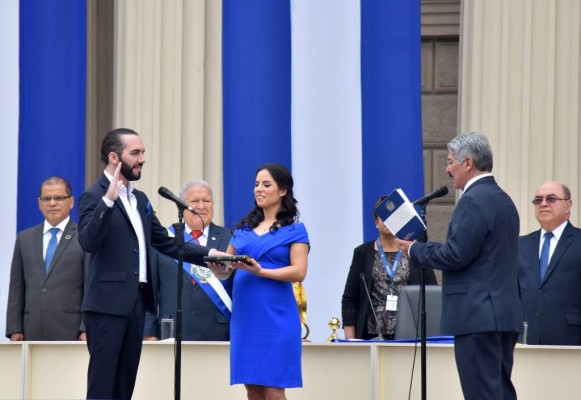 Nayib Bukele, de 37 años, fue juramentado por el presidente de la Asamblea, Norman Quijano, ante una emotiva multitud concentrada en la plaza Gerardo Barrios que lo ovacionó con un intenso aplauso y con el grito de 'sí se pudo'.Su esposa, Gabriela Rodríguez, sostuvo la Biblia sobre la cual juró el nuevo presidente. 'Seré presidente de cada uno de los salvadoreños', exclamó Bukele al iniciar su primer discurso transmitido en cadena de radio y televisión.