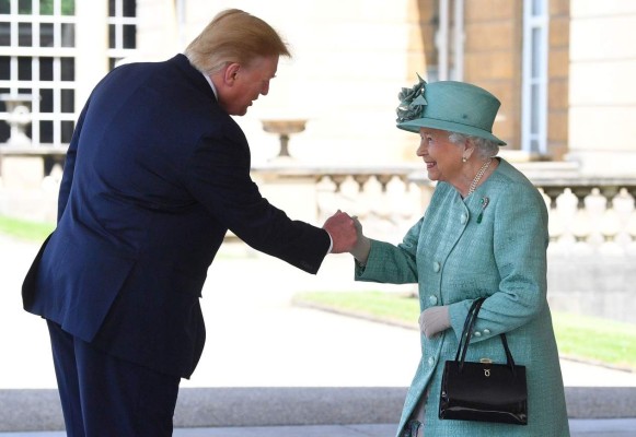 La reina Isabel II recibe a Trump en palacio de Buckingham