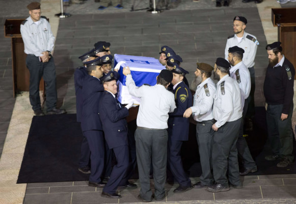 Miles de israelíes dan su último adiós a Ariel Sharón