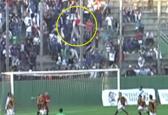 ¡Video! Impactante caída de aficionado en pleno juego