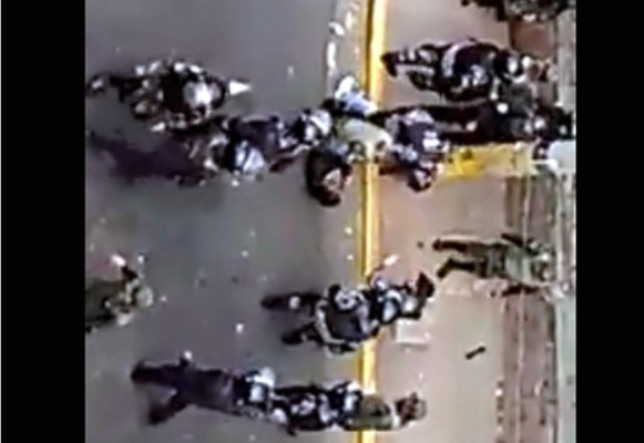 Impactante video de golpiza de policías a un aficionado del Olimpia