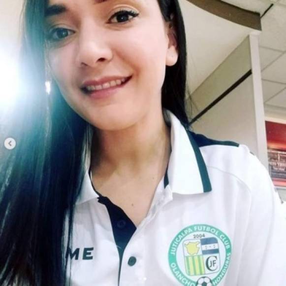 Incluso, Amada Karin ha posado con la camiseta del equipo Juticalpa, el cual dirigió Dani Turcios desde julio de 2019 cuando fue nombrado.