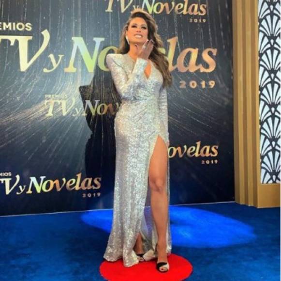 Aparte de la polémica por el 'botox' Galilea Montijo se robó las miradas con este espectacular vestido transparente plateado en los premios TV & Novelas 2019.