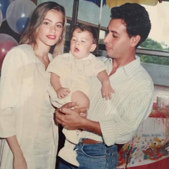 La foto en cuestión fue publicada origalmente por Manolo, hijo de Sofía Vergara. En la imagen aparece la actriz colombiana y Joe González, el padre de su único hijo.