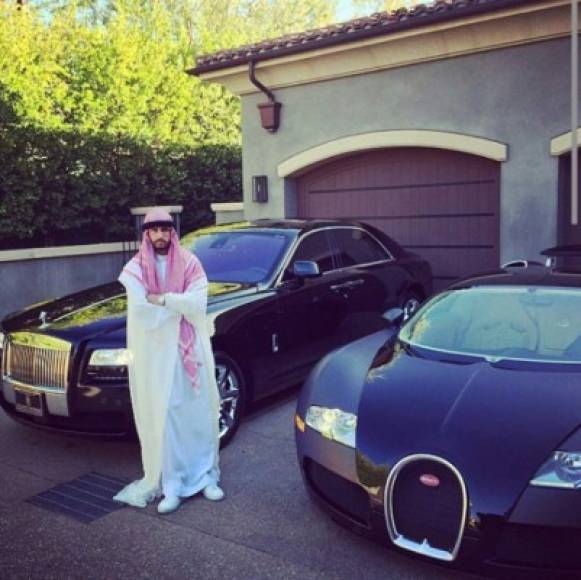 Las imágenes exhibidas por los niños ricos de Dubái muestra a los jeques árabes posando con todo tipo de autos de último modelo.