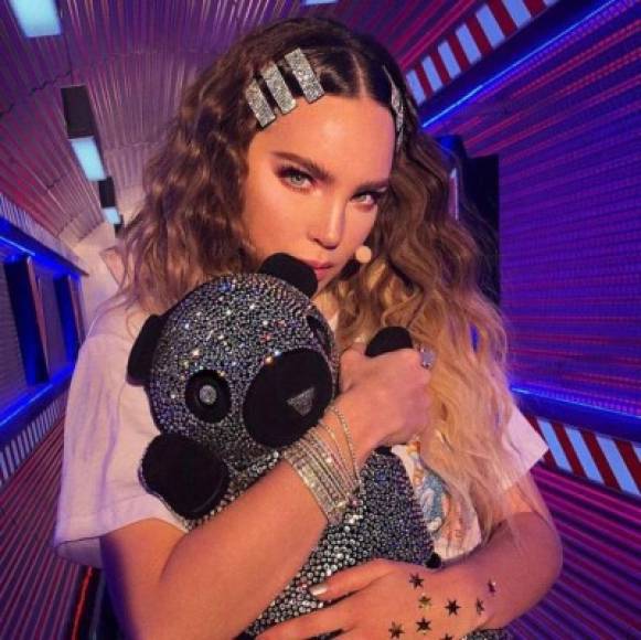 Sumado a esto, los rumores se refuerzan con los coqueteos del cantante durante las emisiones del programa televisivo y los halagos que deja en la cuenta de Instagram de Belinda.<br/><br/>