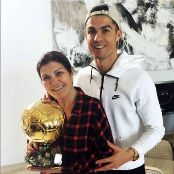 Cristiano Ronaldo - La relación del astro del Real Madrid con su madre es inmejorable. María Dolores dos Santos Aveiro siempre acompaña a su hijo en los momentos más importantes de su carrera.