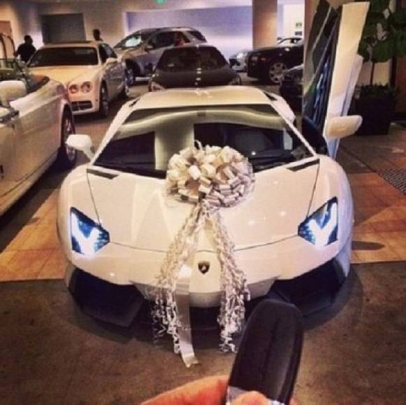 Uno de los jóvenes millonarios presumió en Instagram el lujoso regalo que le obsequió su padre.