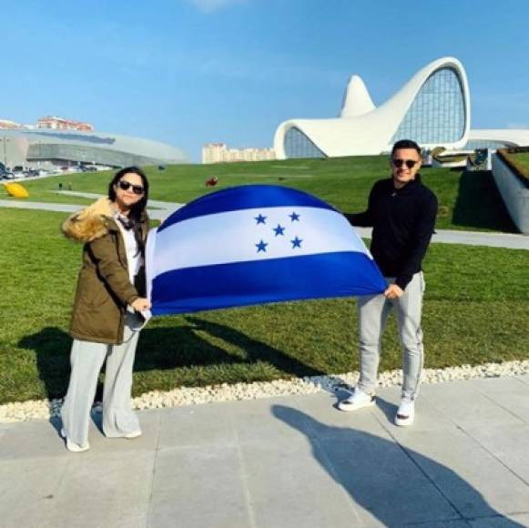 Roger Rojas, delantero hondureño que fue anunciado como fichaje del Deportes Tolima de Colombia, visitó con su esposa Alejandra Bonilla el Centro Heydar Aliyev, ubicado en Bakú, capital de Azerbaiyán. El catracho portó la bandera nacional.