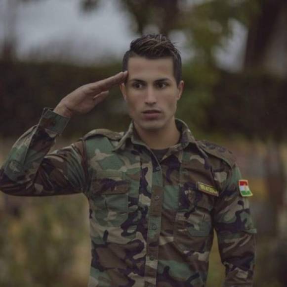 El iraquí sirvió como militar en su país. Su pasión por el fútbol lo acerca más a la estrella CR7.