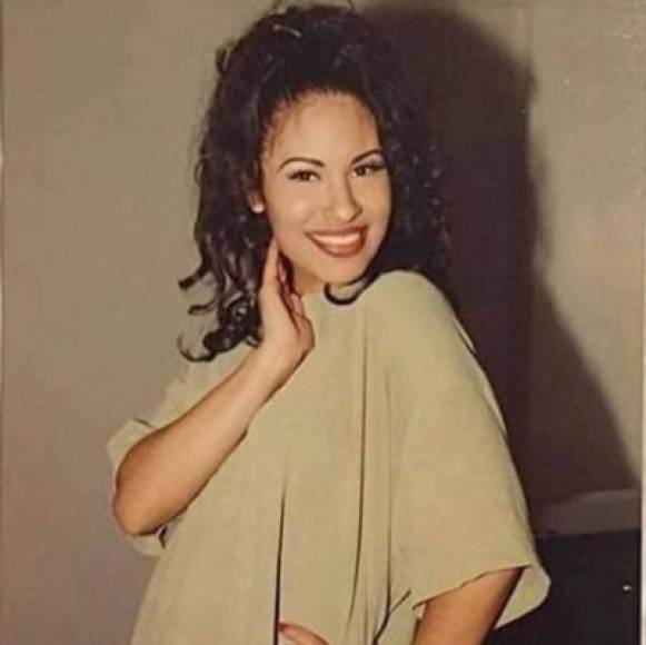 La mañana del 31 de marzo de 1995 fue asesinada Selena Quintanilla por Yolanda Saldívar, presidenta en ese entonces de un club de fanáticos de la artista. El crimen ocurrió luego de que ambas se reunieron.