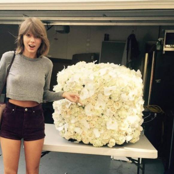 2. La cantante Taylor Swift recibió presumió en Instagram un ramo de flores que Kanye West le regaló en los MTV Movie Awards. La foto logró 2,5 millones de 'me gusta'.