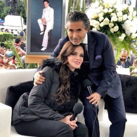 Varios famosos también dijeron presente y compartieron el momento en sus redes sociales. Lucía Méndez junto al conductor Raúl Araiza.