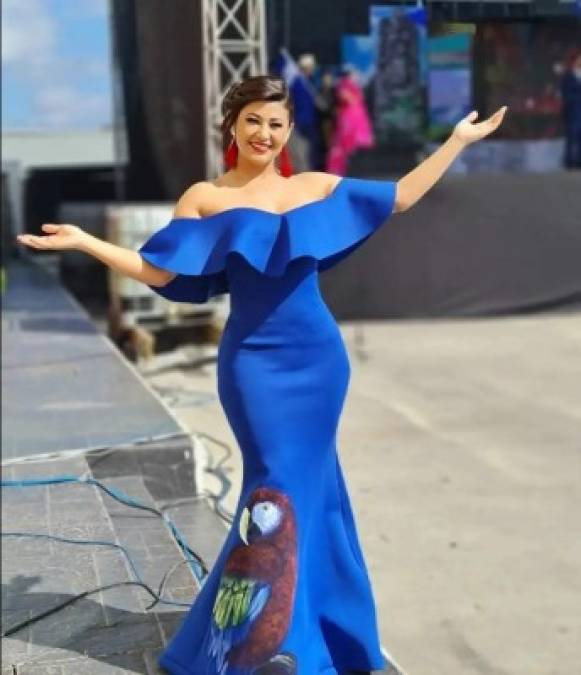 La colaboradora de HCH compartió varias fotografías en las que posa con este bello traje azul adornado con la estampa de una guacamaya.<br/>