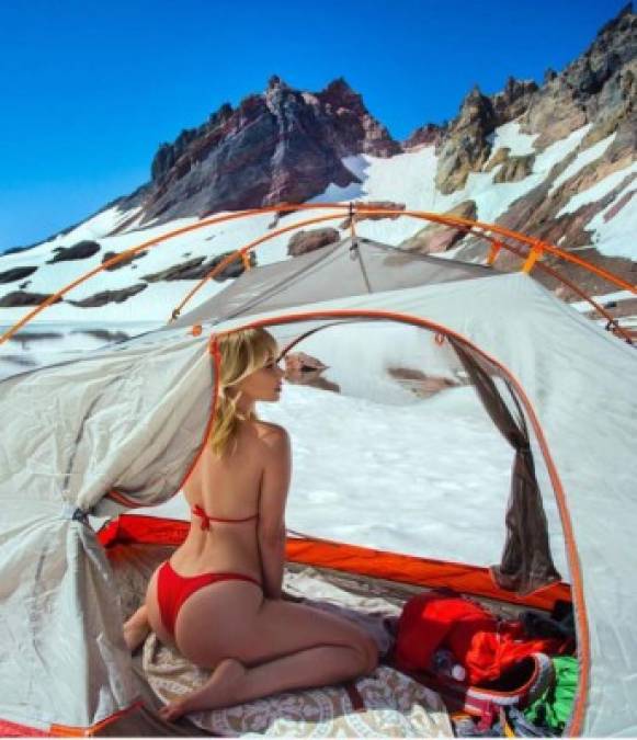 La modelo incendia Instagram con candente fotos de sus viajes.