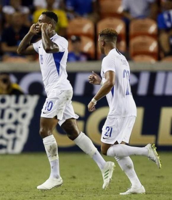 Leandro Bacuna seguió su celebración de esta manera.