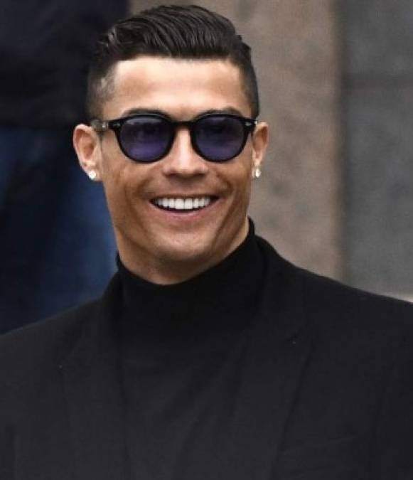Cristiano Ronaldo: Luego de haber sido condenado a dos años de cárcel que no tendrá que cumplir por pagar una multa, al crack portugués se le consultó sobre la posibilidad de volver al Real Madrid y solamente se limitó a decir: 'Ya está, ya está'.