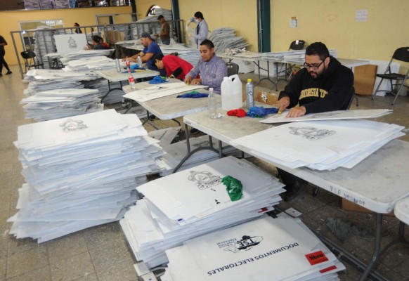 Reanudan embalaje de maletas electorales luego de la falta de tinta