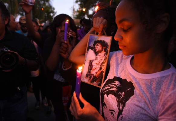 TOPSHOT - People attend a candlelight vigil for pop music icon Prince, April 21, 2016 at Leimert Park in Los Angeles, California. Emergency personnel tried and failed to revive music legend Prince, who died April 21, 2016, at age 57, after finding him slumped unresponsive in an elevator at his Paisley Park studios in Minnesota, the local sheriff said. / AFP PHOTO / ROBYN BECK