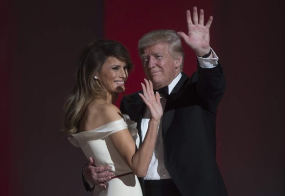 Melania Trump sorprende con un vestido blanco en su primer baile presidencial