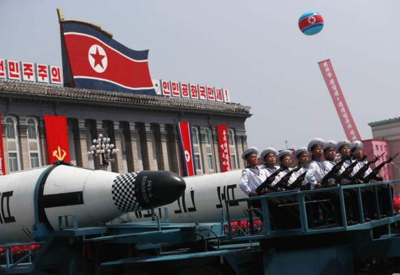 Corea del Norte saca pecho ante EUA y muestra sus misiles en un gran desfile