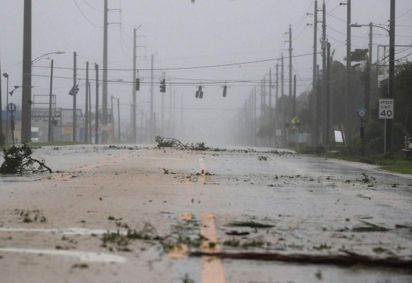 COCOA BEACH, FL - OCTOBER 07: Lights are out on highway A1A from the winds of Hurricane Matthew, October 7, 2016 on Cocoa Beach, Florida. Hurricane Matthew passed by offshore as a catagory 3 hurricane bringing heavy winds and minor flooding. Mark Wilson/Getty Images/AFP== FOR NEWSPAPERS, INTERNET, TELCOS & TELEVISION USE ONLY ==