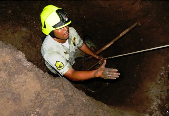 Así fue el rescate de un hombre que cayó en una fosa séptica en Honduras