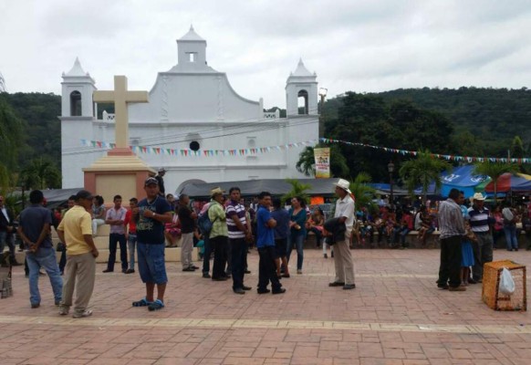 Manantiales de agua fresca encantan a turistas en Santa Bárbara