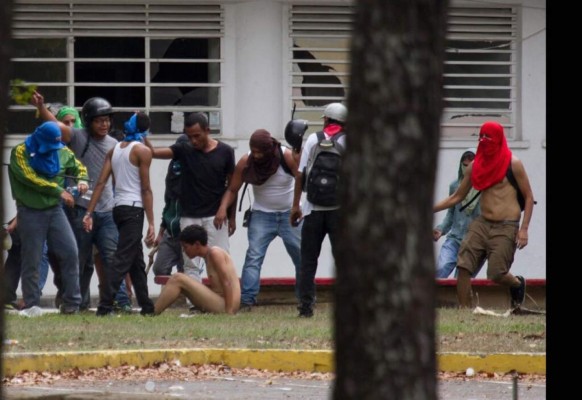 Venezolanos se desnudan como protesta contra Maduro