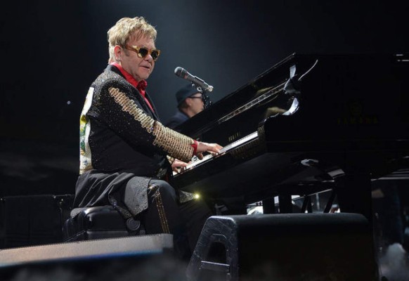 Elton John bromea sobre su retiro