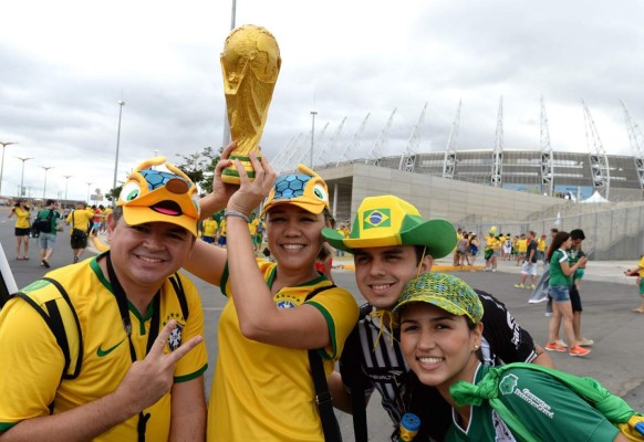 Aficionados calientan el ambiente previo al partido México-Brasil