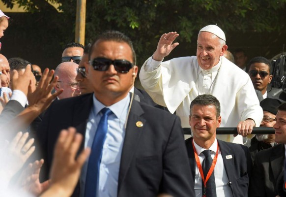 Pope Francis arrives at the Coptic Catholic College of Theology and Humanities in the southern Cairo suburb of Maadi, on April 29, 2017.Pope Francis led a jubilant mass for thousands of Egyptian Catholics during a visit to support the country's embattled Christian minority and promote dialogue with Muslims. / AFP PHOTO / MOHAMED EL-SHAHED