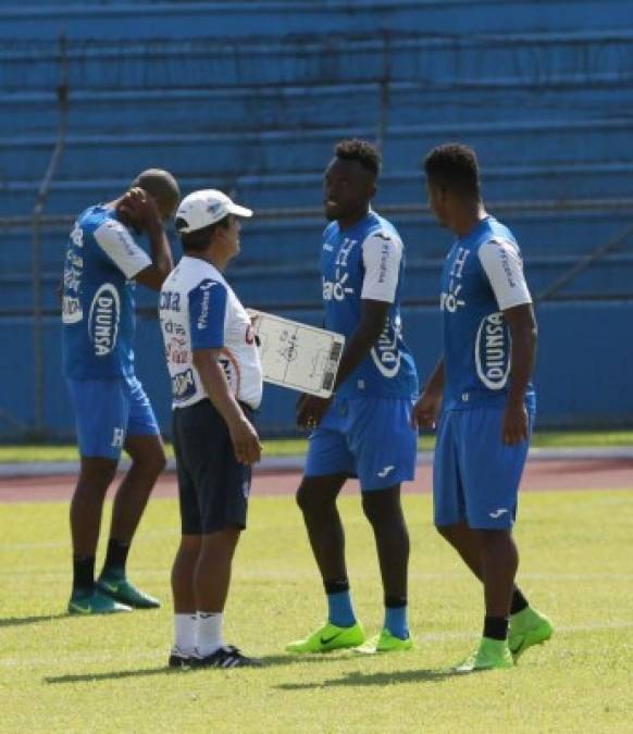 Pinto en el último entreno realizado este día de hecho dialogó por un buen rato con Alberth Elis y Anthony Lozano, la posible dupla ante Costa Rica.