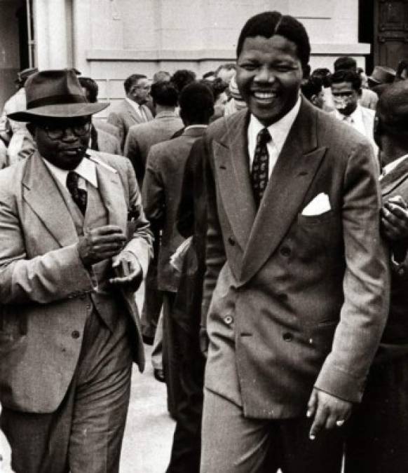 En 1956, Mandela fue acusado de alta traición por un presunto intento de golpe de Estado, posteriormente fue declarado inocente. En 1961 fue elegido secretario honorario del Congreso de Acción Nacional de todo África, un movimiento clandestino que luchaba contra el régimen de su país. Al volver a su nación en 1962, Mandela fue detenido y condenado a cinco años de cárcel por huir de forma ilegal. Luego, en 1964 fue sentenciado a cadena perpetua en el Juicio de Rivonia por sabotaje y conspiración. Paso 27 años tras las rejas, en 1990 recupera su libertad luego del fin de la segregación racial, y en 1994 gana la elección presidencial de Sudáfrica y se mantiene en el poder hasta 1999.