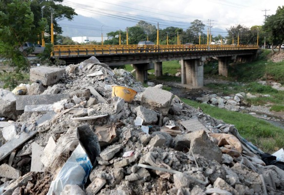 Bordos de San Pedro Sula tienen 'montañas” de basura